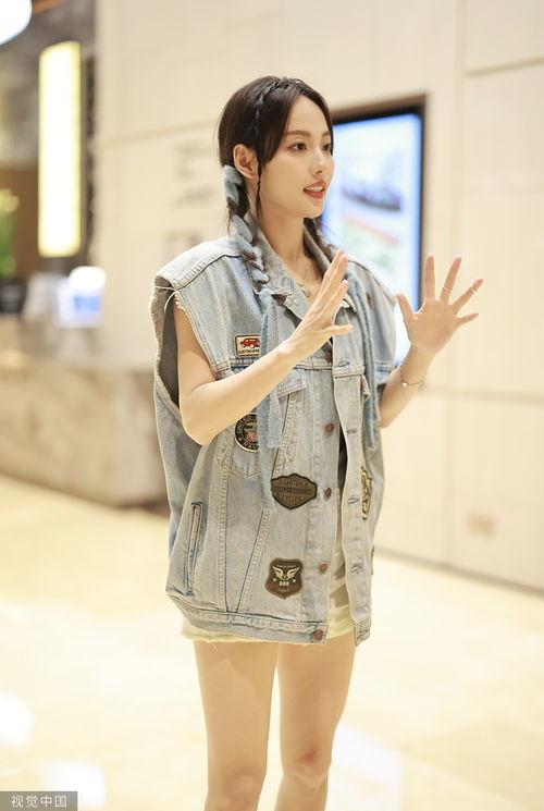 张嘉倪紧身牛仔照片,展现曼妙身姿